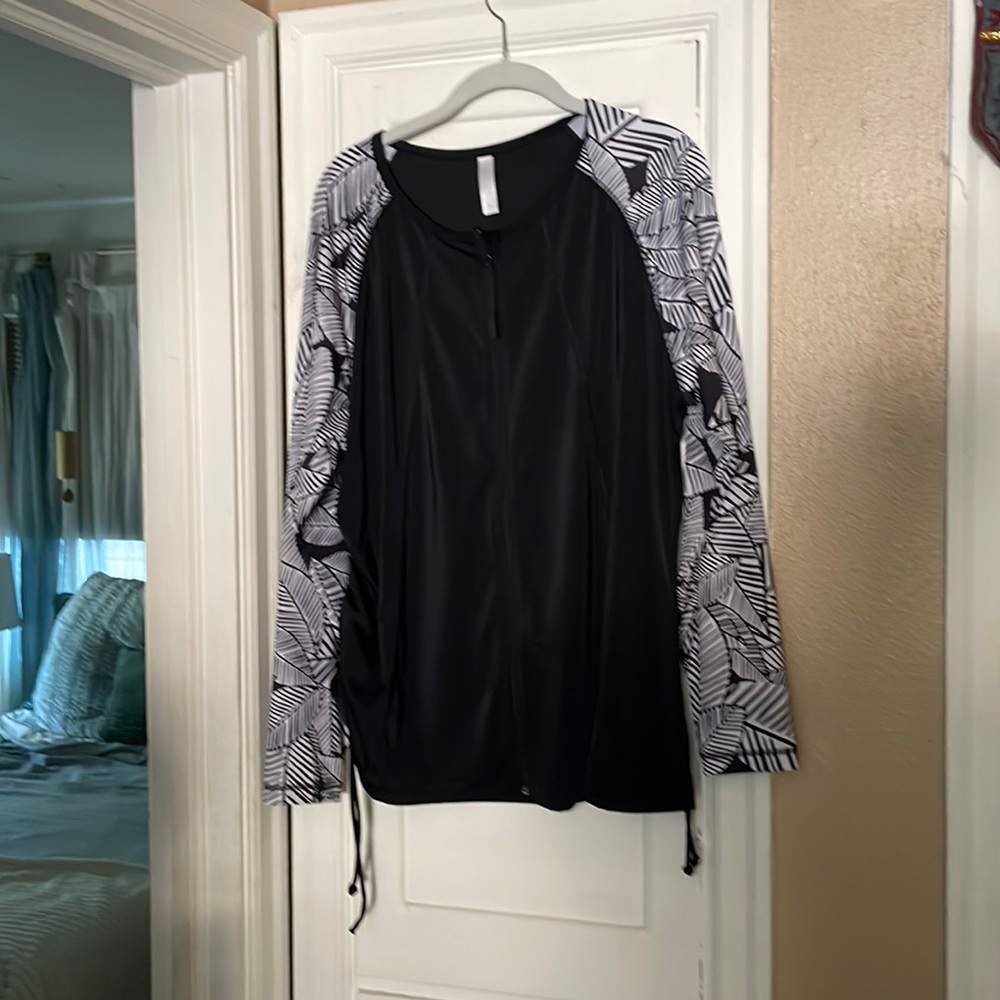 Women’s size 22 rash guard
